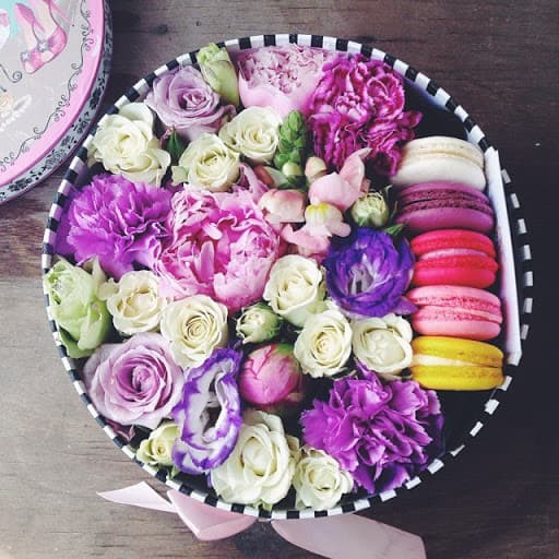 композиция из цветов со сладостями фото