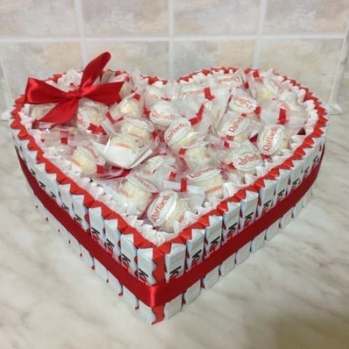 Сердце из 48 шоколадок kinder и конфет Raffaell