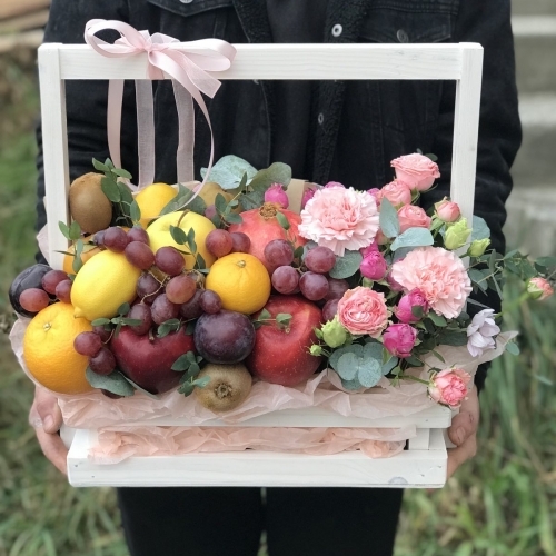 Ящик с цветами и фруктами "Вкусное настроение"
