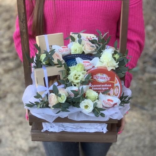 Подарочный ящик с сыром и цветами