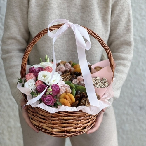 Корзина с цветами, орехами и сухофруктами