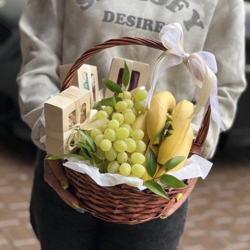 Корзина с фруктами и сладостями