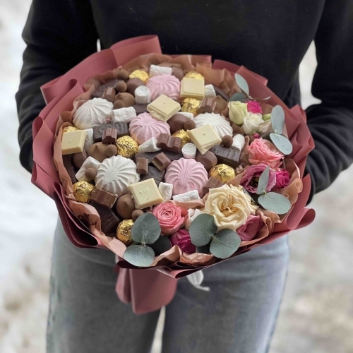 Букет из сладостей с цветами №1