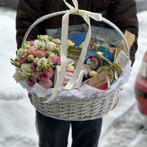 Продовольственная корзина с цветами