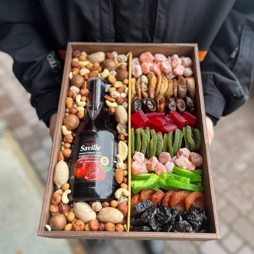 Набор орехов и сухофруктов с соком