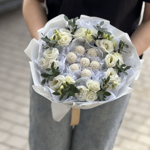 Букет из сладостей с цветами "Облачко"