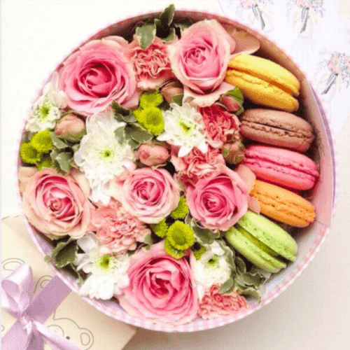 Коробка с цветами и макаронс №18