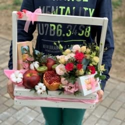 Ящик цветы, фрукты и сладости №1