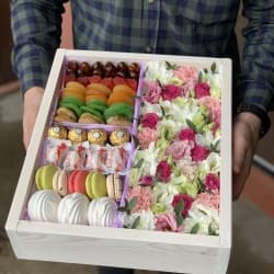 Ящик цветы, сладости и сухофрукты