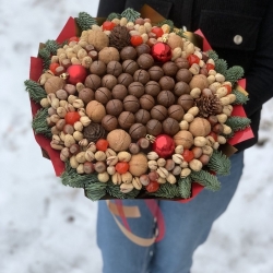 Новогодний букет из орехов