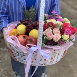 Корзина с цветами и фруктами "Праздничная"