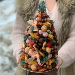 Ёлочка из сухофруктов и орехов