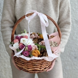 Корзина с цветами, орехами и сухофруктами
