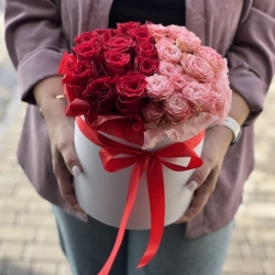 Цилиндр с красными и розовыми розами