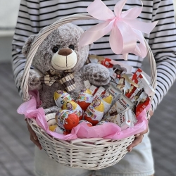 Корзина со сладостями и мягкой игрушкой