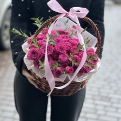 Корзина с пионовидными розами "Виола"